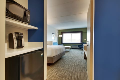 Suite, 1 King Bed | In-room safe, desk, blackout drapes, soundproofing