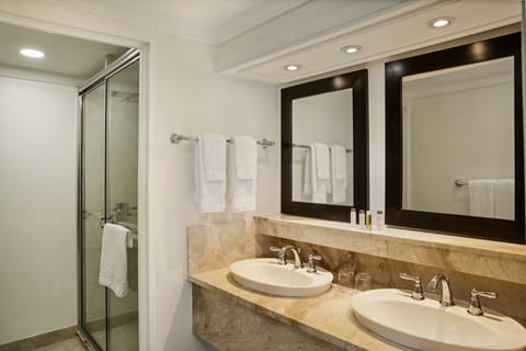 Garden View,  Junior Suite | Bathroom | Combined shower/tub, free toiletries, hair dryer, bathrobes