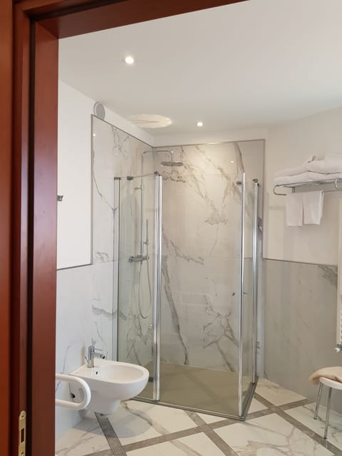 Superior Triple Room | Bathroom | Shower, free toiletries, hair dryer, bidet