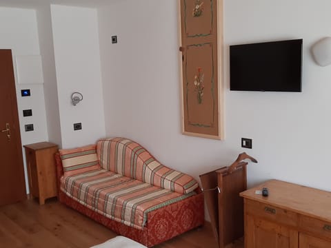 Comfort Studio Suite, 1 Bedroom, Balcony (Spa) | In-room safe, desk, soundproofing, cribs/infant beds