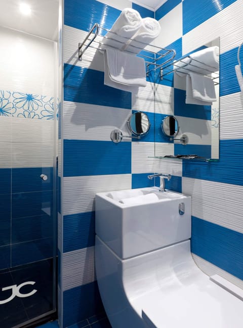 Quadruple Room | Bathroom | Shower, free toiletries, hair dryer, towels