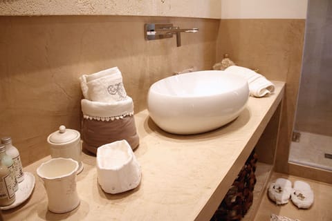 Suite | Bathroom | Shower, free toiletries, hair dryer, bidet