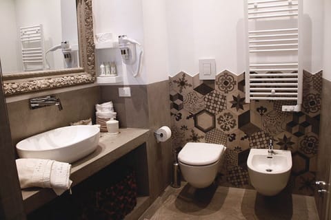 Superior Room | Bathroom | Shower, free toiletries, hair dryer, bidet