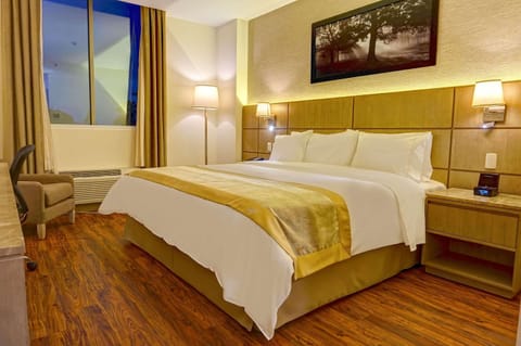 Room, 1 King Bed, Non Smoking | Premium bedding, minibar, in-room safe, desk