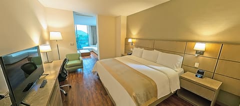 Studio Suite, 1 King Bed, Non Smoking | Premium bedding, minibar, in-room safe, desk