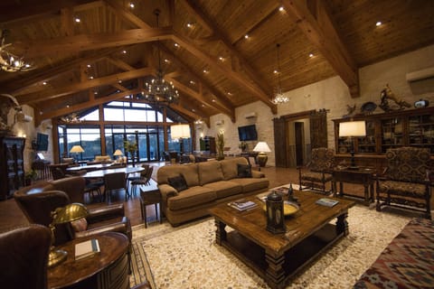 2 bars/lounges, cocktail bar