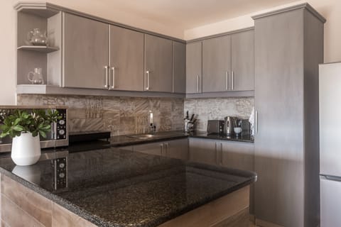 Unit 2 | Private kitchen | Full-size fridge, microwave, stovetop, coffee/tea maker