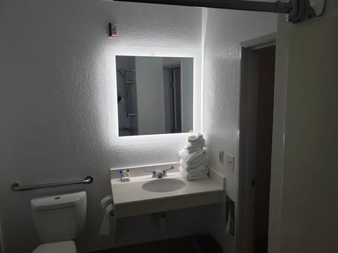 Combined shower/tub, free toiletries, hair dryer, towels