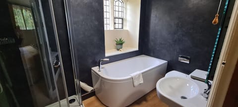 Main House - Double/Twin (No Pets) | Bathroom | Free toiletries, towels