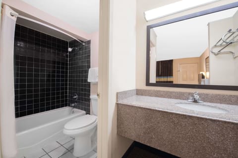 Combined shower/tub, free toiletries, hair dryer, towels