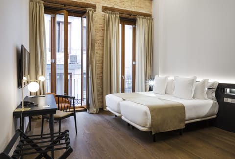 Executive Double or Twin Room | Minibar, in-room safe, desk, blackout drapes