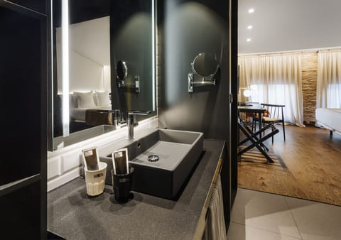 Executive Double or Twin Room | Minibar, in-room safe, desk, blackout drapes