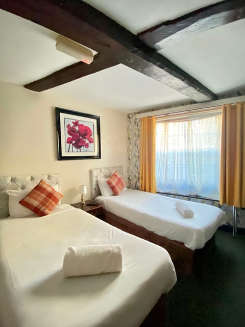 Deluxe Twin Room | Desk, laptop workspace, iron/ironing board, free WiFi