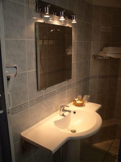 Standard Double Room | Bathroom | Free toiletries, hair dryer, towels