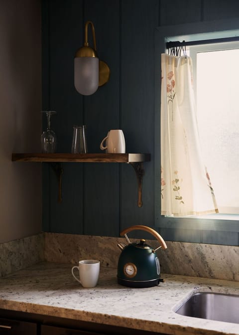 Executive Suite | Private kitchen | Cookware/dishes/utensils