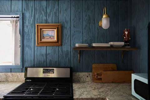 Executive Suite | Private kitchen | Cookware/dishes/utensils