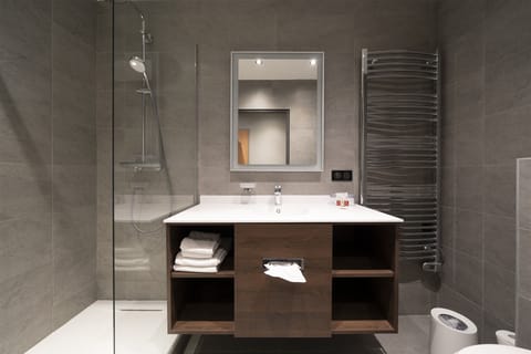 Standard Twin Room | Bathroom | Free toiletries, towels