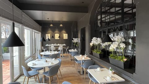 Daily buffet breakfast (EUR 17 per person)