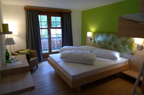 Double Room | In-room safe, desk, free WiFi, bed sheets