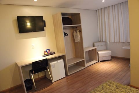 Quarto Casal | Minibar, desk, blackout drapes, soundproofing