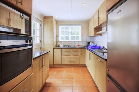 Deluxe Cottage | Private kitchen | Coffee/tea maker, electric kettle