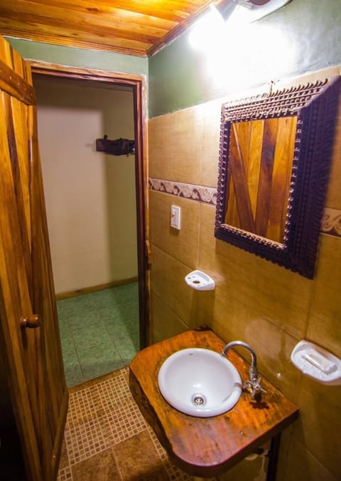 Standard Double Room Single Use | Bathroom | Shower, bidet, towels