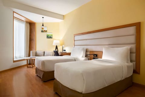 Executive Room, 2 Twin Beds, Non Smoking | Minibar, in-room safe, desk, iron/ironing board