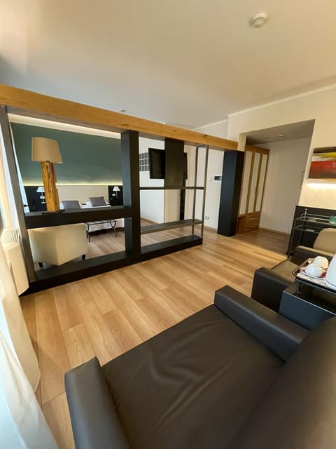 Junior Suite | Minibar, in-room safe, desk, laptop workspace