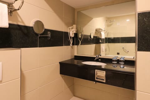 Standard Twin Room, 2 Twin Beds (No Window) | Bathroom | Combined shower/tub, free toiletries, hair dryer, towels