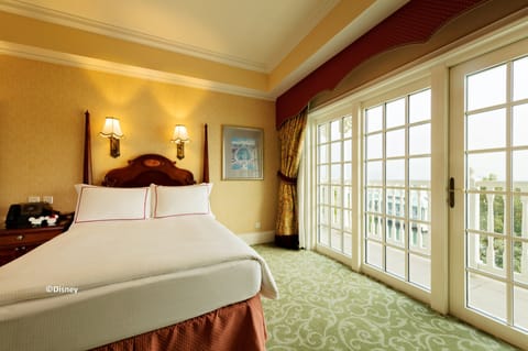 Sea View Room with Balcony | Minibar, in-room safe, desk, blackout drapes