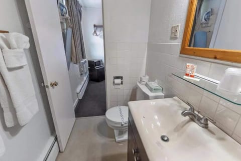 Room, 1 Queen Bed | Bathroom | Free toiletries, towels, soap, toilet paper