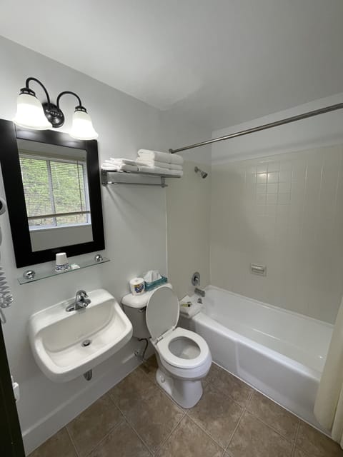 Combined shower/tub, deep soaking tub, free toiletries, hair dryer