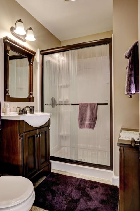 Room, Private Bathroom (Erin's Retreat) | Bathroom | Free toiletries, towels