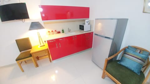 Basic Studio Suite, 1 Double Bed, Garden View | Private kitchenette | Full-size fridge, microwave, stovetop, coffee/tea maker