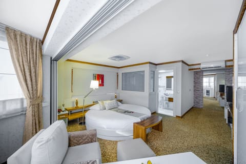 Honeymoon Room, 1 Double Bed | Premium bedding, pillowtop beds, minibar, in-room safe