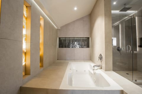 Suite, 1 King Bed, Non Smoking, Jetted Tub (2nd Floor) | Bathroom | Shower, rainfall showerhead, free toiletries, hair dryer