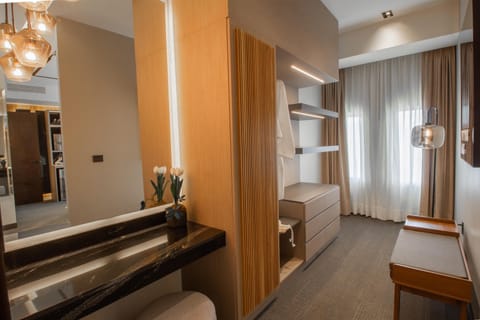 Suite, 1 King Bed, Non Smoking, Jetted Tub (2nd Floor) | Minibar, in-room safe, desk, laptop workspace