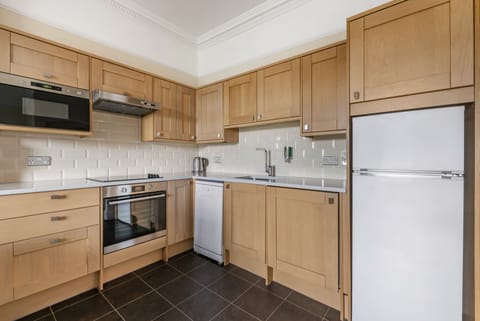 Apartment, 2 Bedrooms | Private kitchen | Fridge, microwave, oven, stovetop