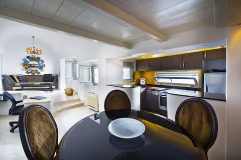 Luxury Villa, 1 Bedroom, Jetted Tub, Hill View | In-room dining