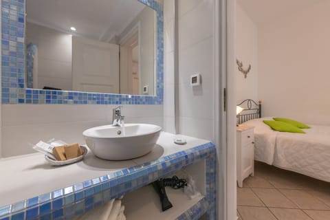 Standard Room | Bathroom | Shower, free toiletries, hair dryer, towels