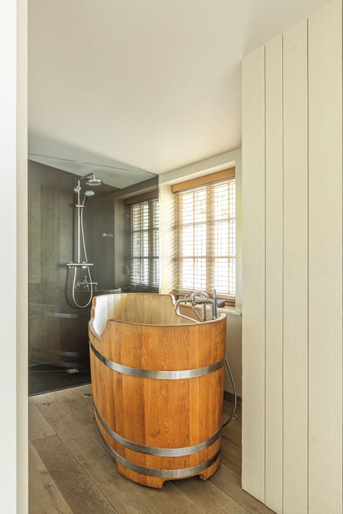 Deluxe Double or Twin Room, Garden View | Bathroom | Shower, rainfall showerhead, free toiletries, hair dryer