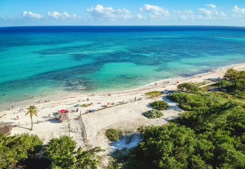 Beach nearby, white sand, beach towels