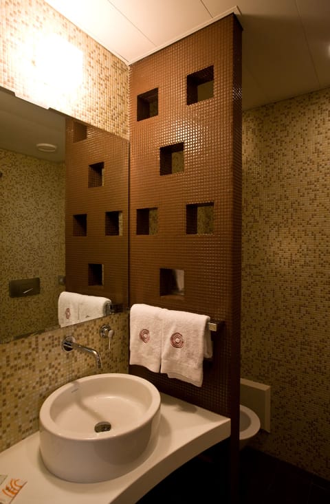 Standard Double Room | Bathroom | Shower, rainfall showerhead, hair dryer, bidet