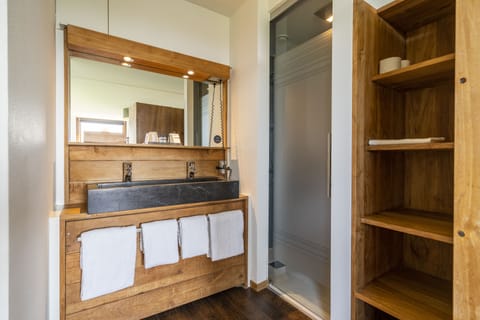 Superior Room | Bathroom | Shower, free toiletries, hair dryer, towels