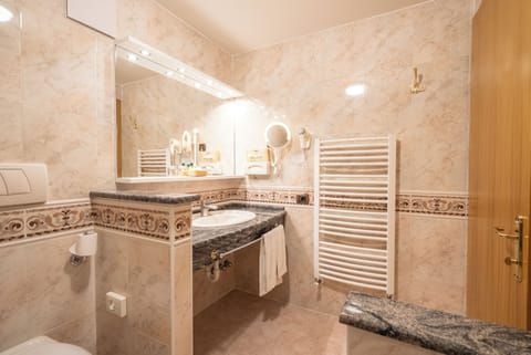 Comfort Double Room | Bathroom | Free toiletries, hair dryer, bathrobes, towels