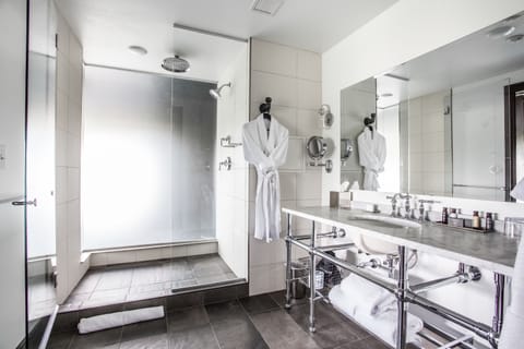 Legacy TER Suite | Bathroom | Shower, rainfall showerhead, free toiletries, hair dryer