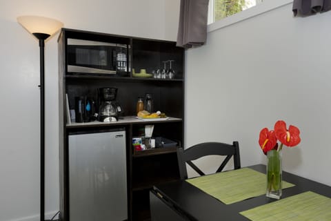 Standard Double Room, 1 Queen Bed, Patio, Garden View | In-room dining