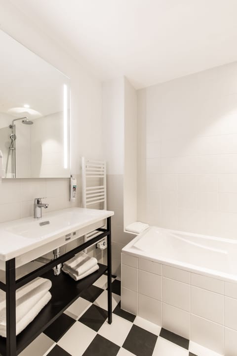 Standard Room, 2 Twin Beds | Bathroom | Rainfall showerhead, eco-friendly toiletries, hair dryer, towels