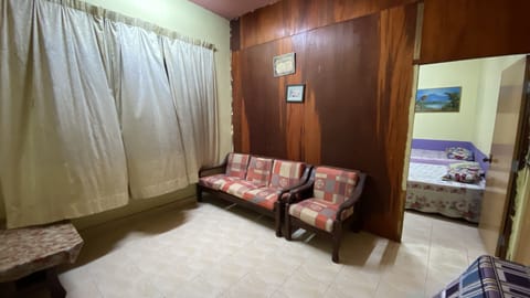 Deluxe Room, 2 Queen Beds | Living area