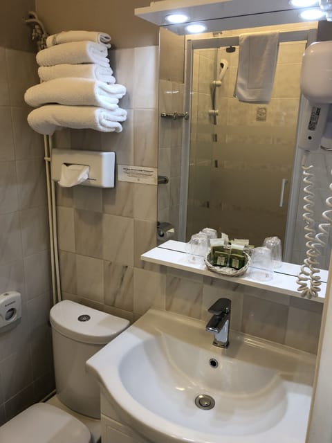 Chambre Double avec Terrasse Privée et Vue sur la Mer | Bathroom shower